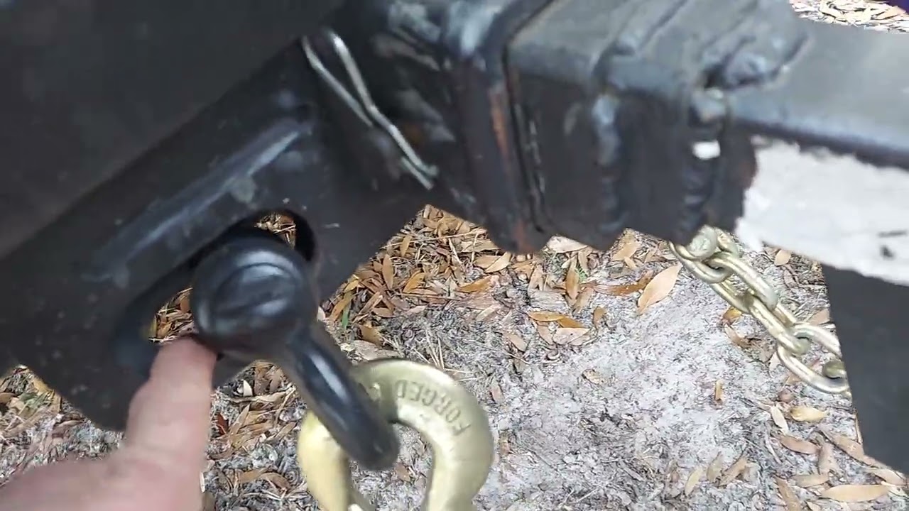 What a right hook! Solve the problem of a small hole for a big hook.