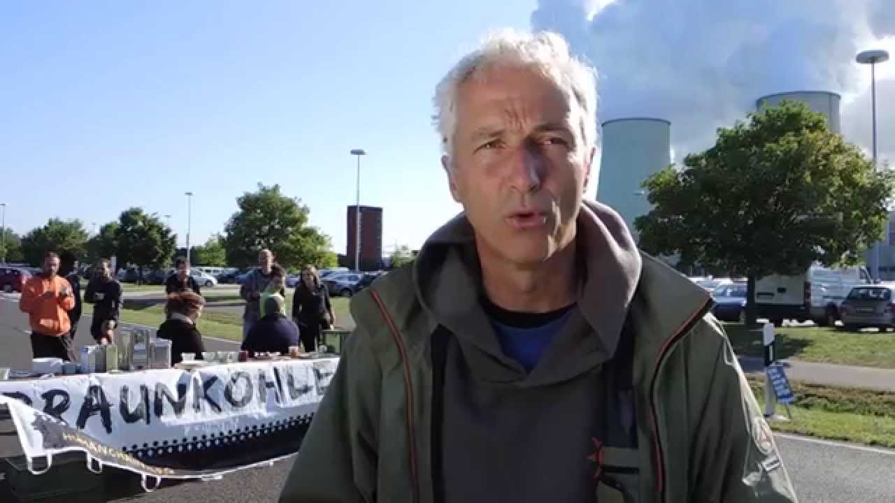 Lausitzcamp - Fr&uuml;hst&uuml;cksdemonstration vorm Braunkohlekraftwerk J&auml;nschwalde