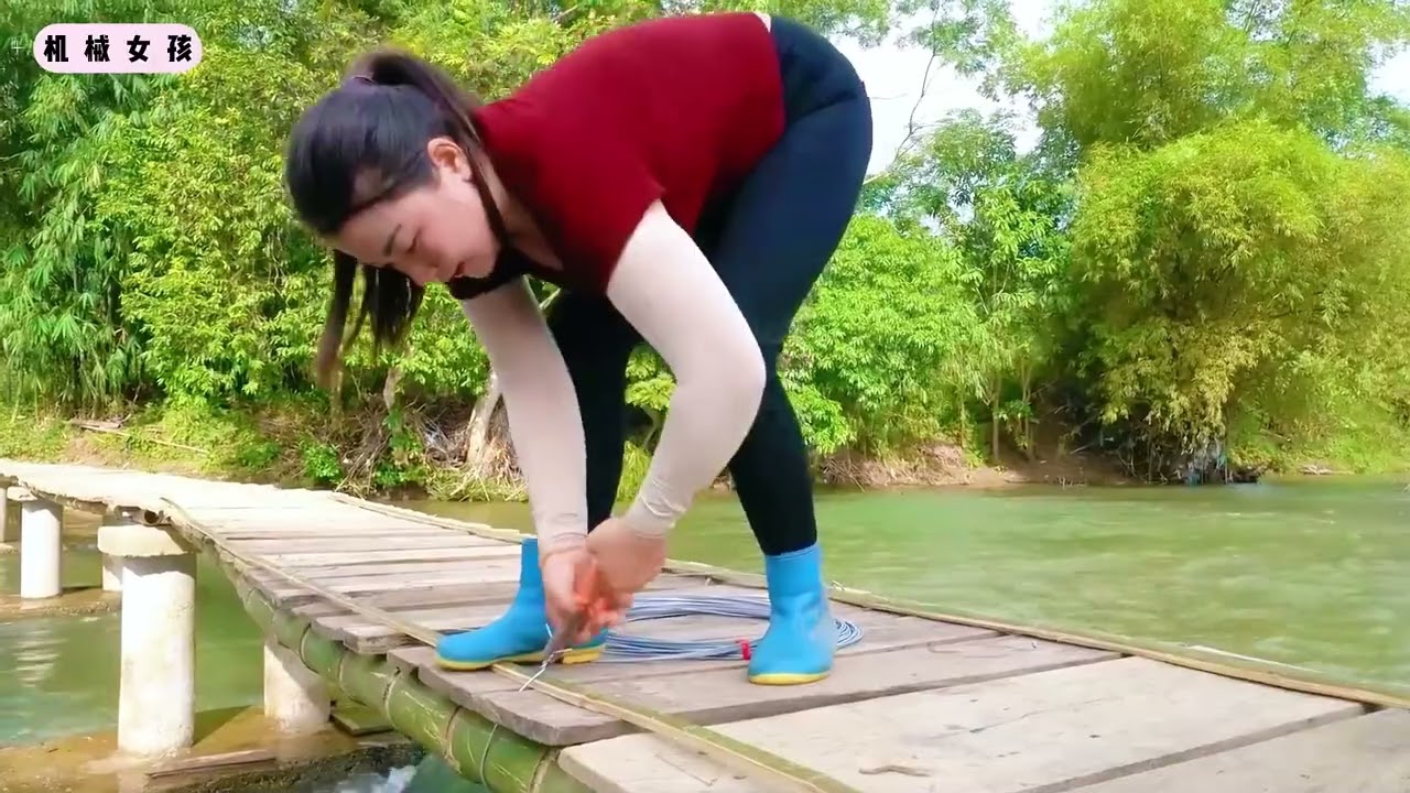 加紧修复被洪水冲毁的跨河大桥，并用天然石块建造一座鸡舍 #我的乡野山居生活 #野外建造 #乡村生活