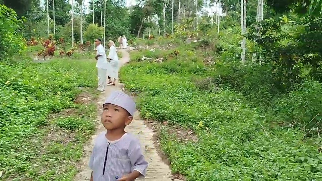 Berziarah kemakaam diatas bukit. 