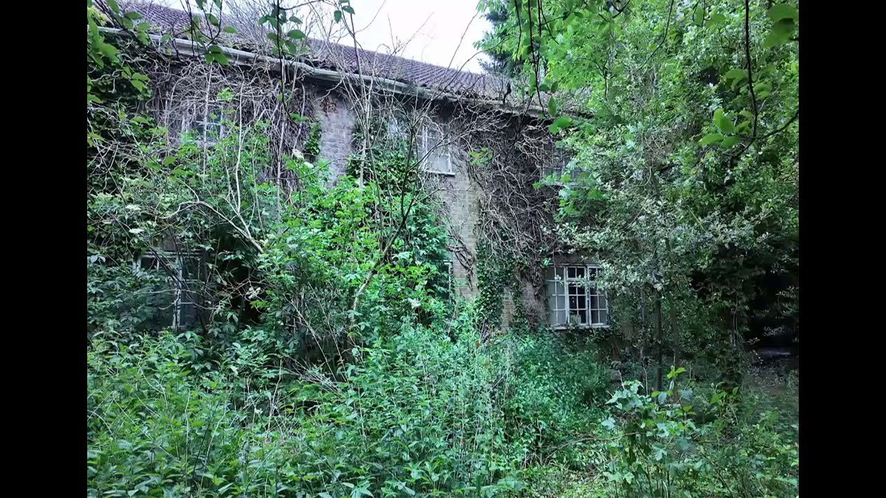 Exploring An Abandoned House, Everything Left Behind - Urban Exploring UK