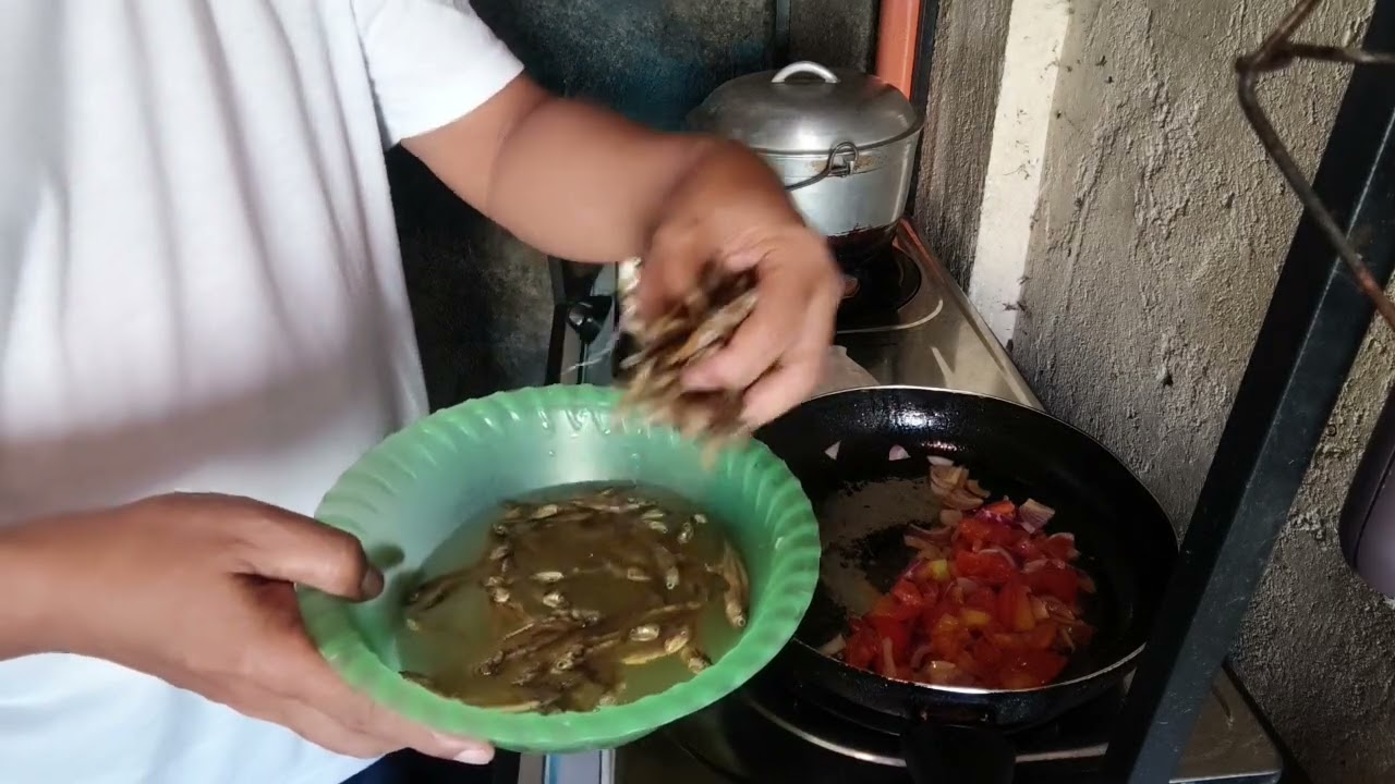 Ginisa sa kamatis toyo na dilis. #filipinofood #cookingyoutube #highlights #ginisasakamatis