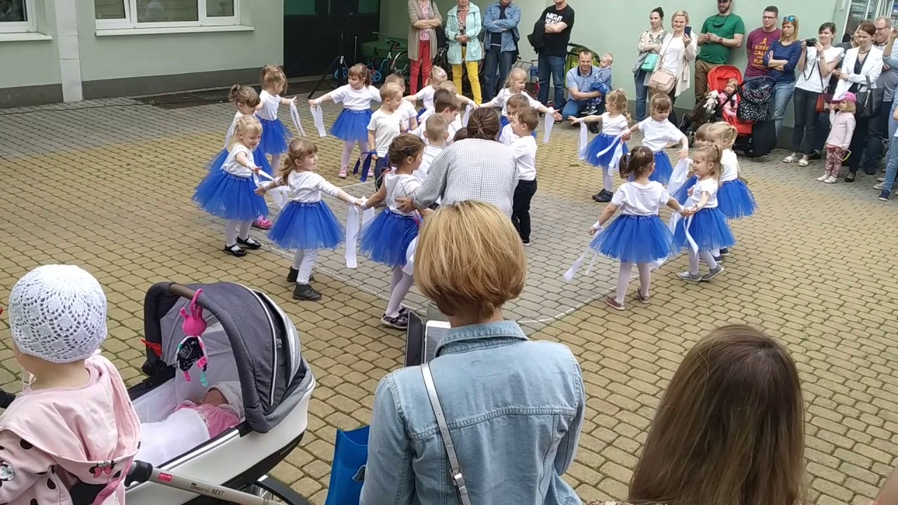 Taniec w wykonaniu dzieci z gr. I (Kraina lodu - Mam tę moc)