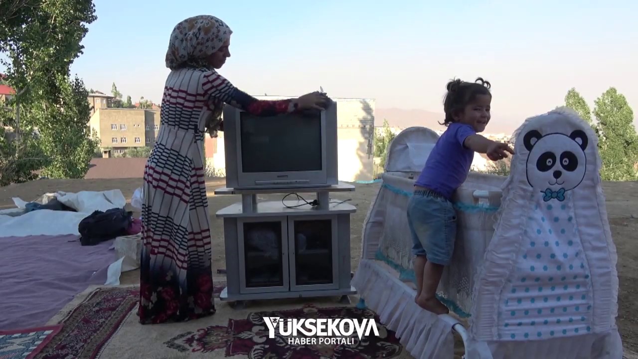 Yüksekova'da bir aile 15 gündür evin damında yaşıyor