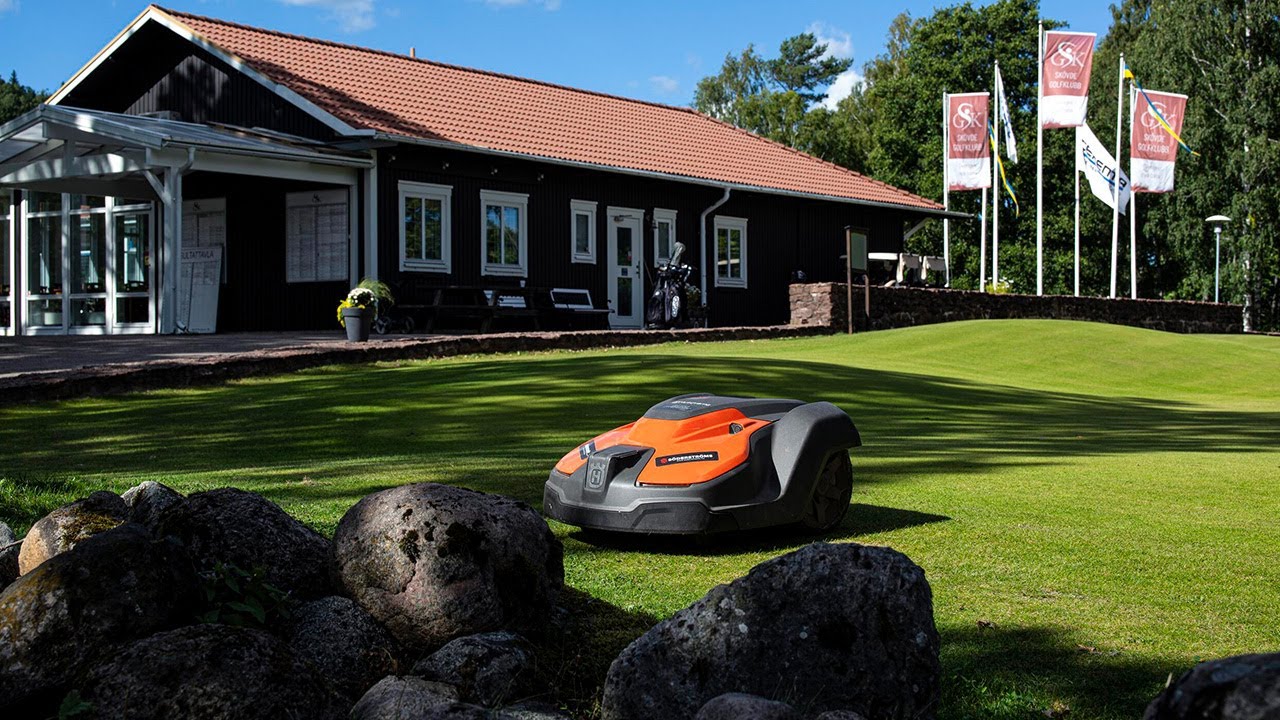 Husqvarnas professionella robotgräsklippare - kundomdöme med Skövde Golfklubb