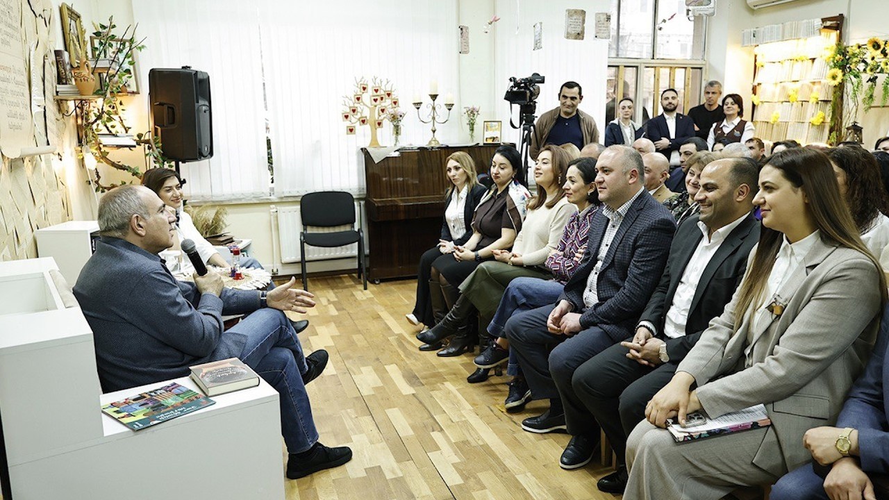 Վարչապետն Արարատի մարզային գրադարանում ներկայացրել է «Երկրի հակառակ կողմը» գրքի մանրամասները