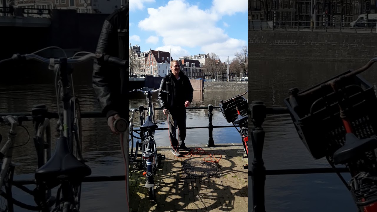 magneetvissen,een vering aan de haak en de haan op de achtergrond 🤣🤣Amsterdam