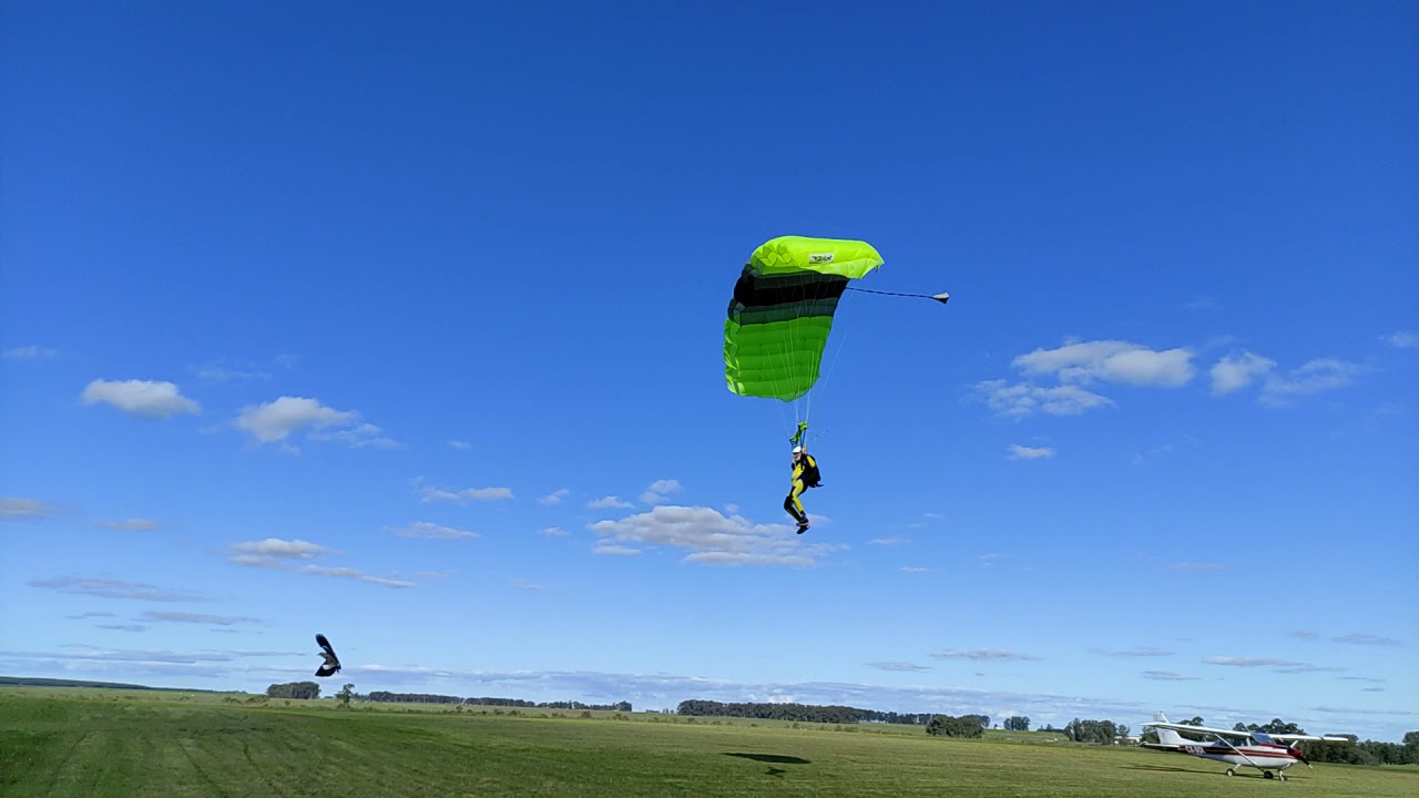 skydiver landing Aterrizaje Paracaidista