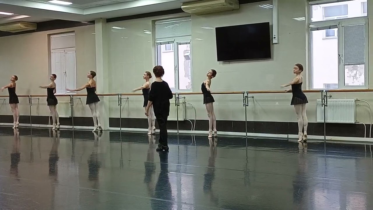 Rond de jambe par terre, училище им. Лавровского