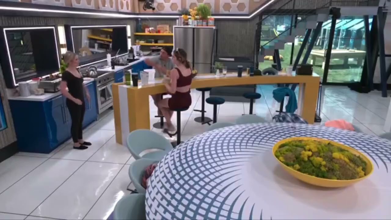 Makensy, Leah & Cedric talk about their bodies in the Kitchen Day 13