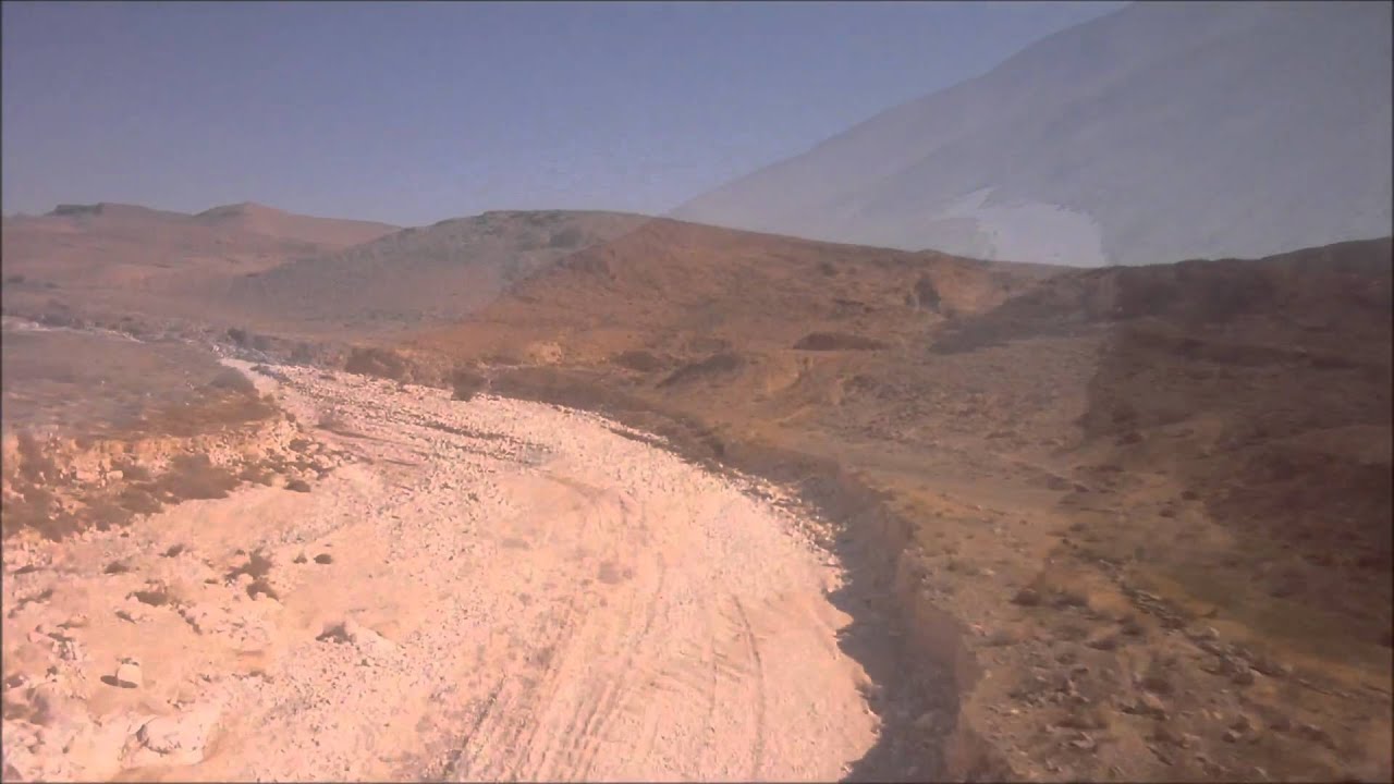 במורד נחל אלות,ממזרח למערב.