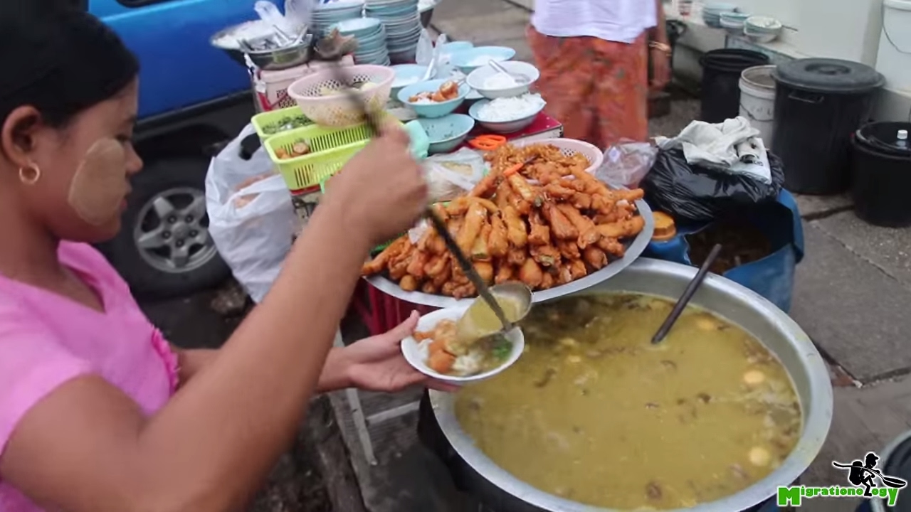 Myanmar Street Food - DELICIOUS Mohinga (မုန့်ဟင်းခါး) in Yangon!