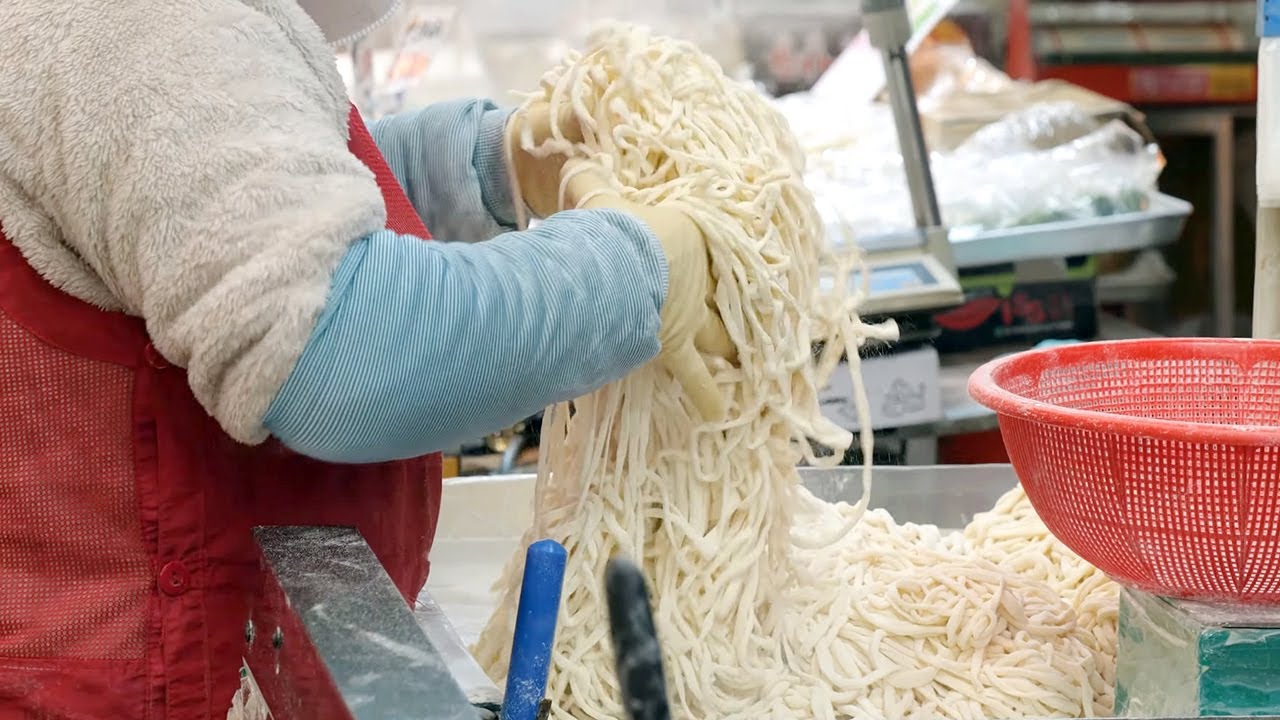 Лапша за $4, продают 1000 порций в день | Корейская уличная еда
