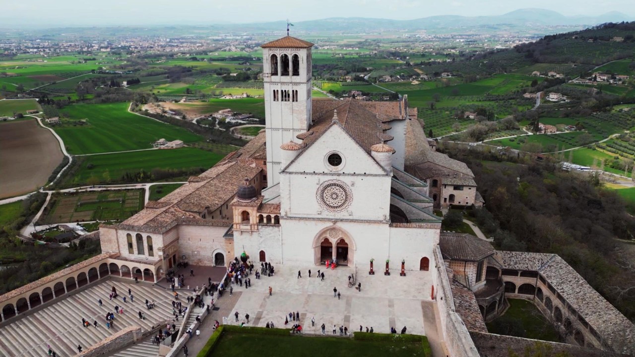 Assisi, Italia: Volo Drone sulla Basilica di San Francesco [4K]