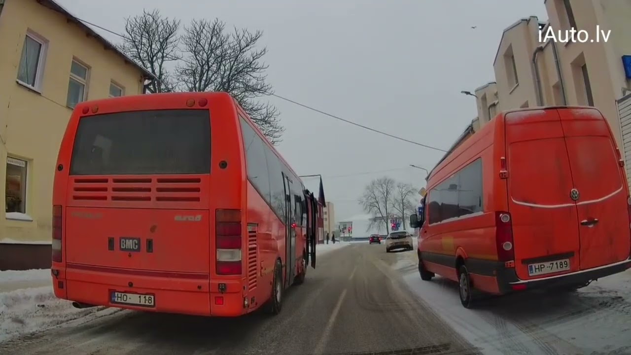 Autovadītājs apjūk no šaurās brauktuves, kas palikusi, kad abās malās novietoti transportlīdzekļi