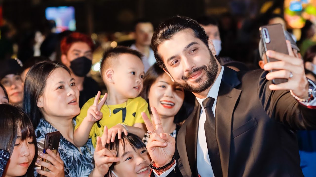 Tài tử đẹp trai Ấn Sharad Malhotra phim 'Xà nữ tái sinh' khiến FAN VIỆT phát cuồng khi đến nhận cup