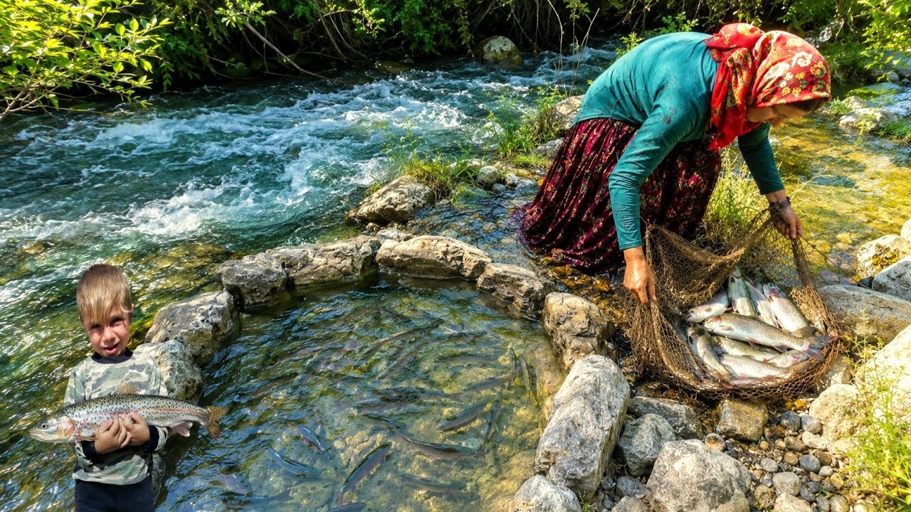 Life Far From Civilization | A Nomadic Woman&rsquo;s Traditional Fishing Technique in Iran 🎣🏔️
