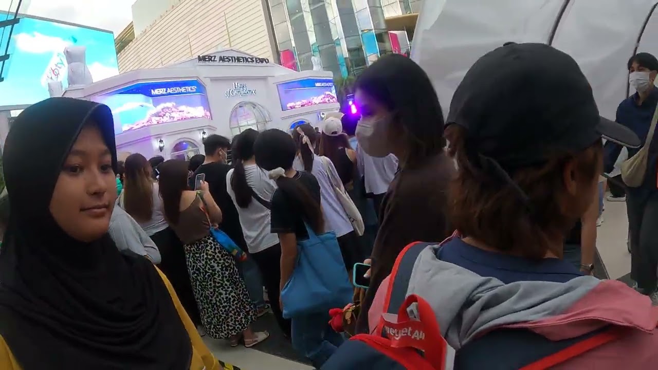 Walking from Siam center to Siam paragon food court