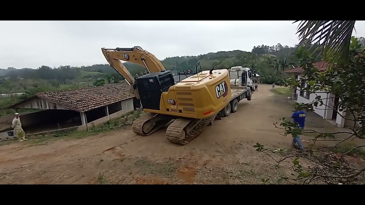Escavadeira CAT 320 desembarcando da prancha caminh&atilde;o empinou😯😯😮😲😱
