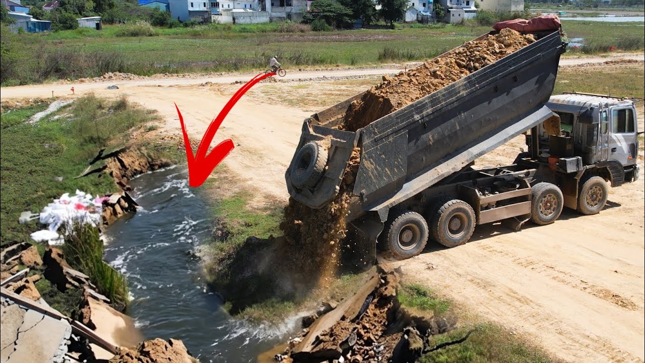 Great Work !! Heavy Dump truck 25.5T Unloading soil landfill flooded with Bulldozer D40P pushing 