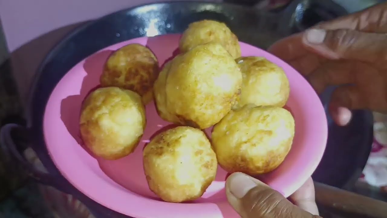 Mau berangkat kerja hujan, sarapan bola2 singkong. 