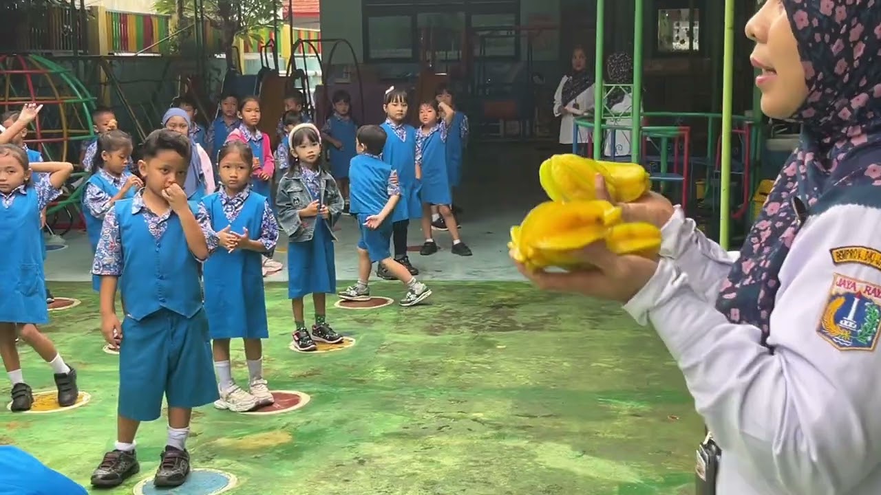 Memetik buah belimbing dihalaman sekolah@tknsunteragung