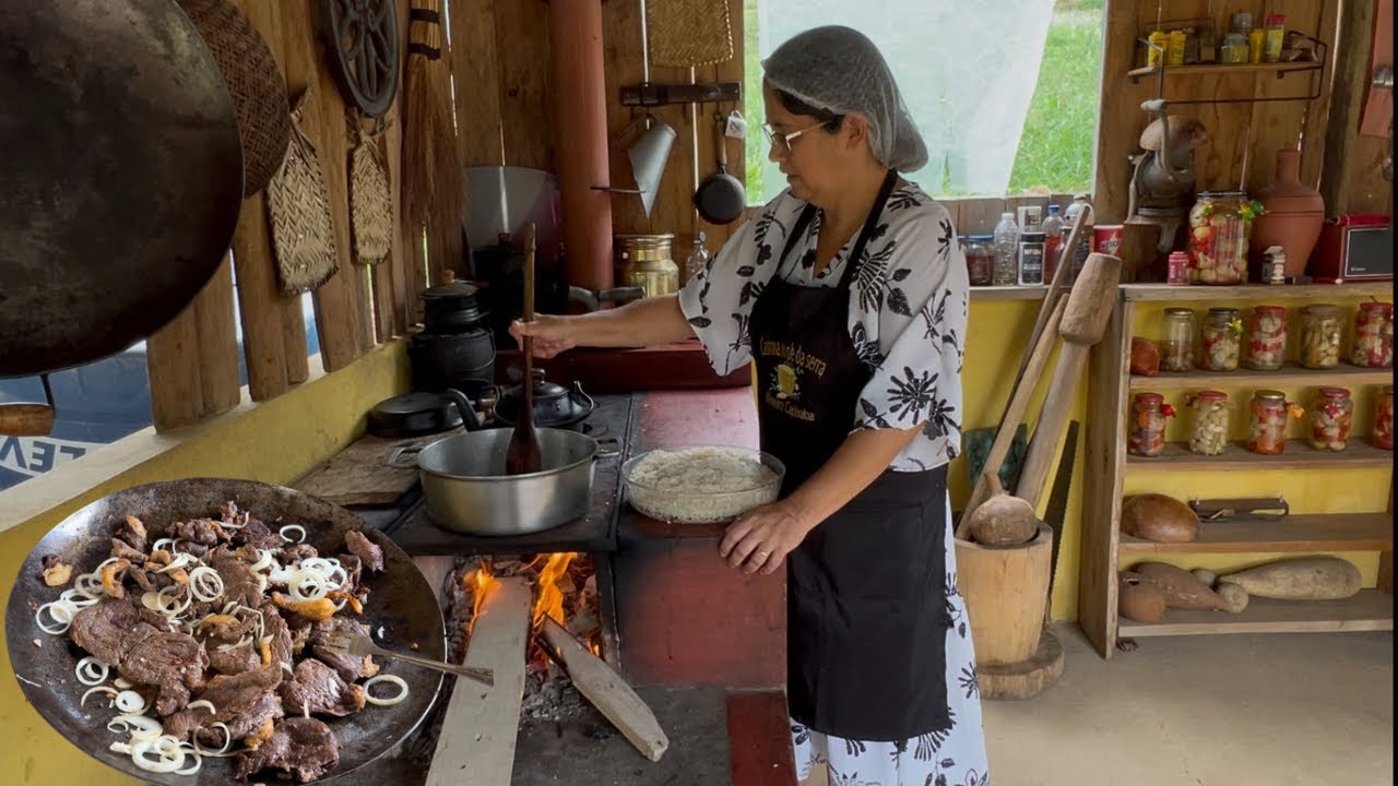 ELA MANTEM O COSTUME ANTIGO, COZINHANDO NO FOGÃO A LENHA, QUEM VIVE NA ROÇA SABE O VALOR.