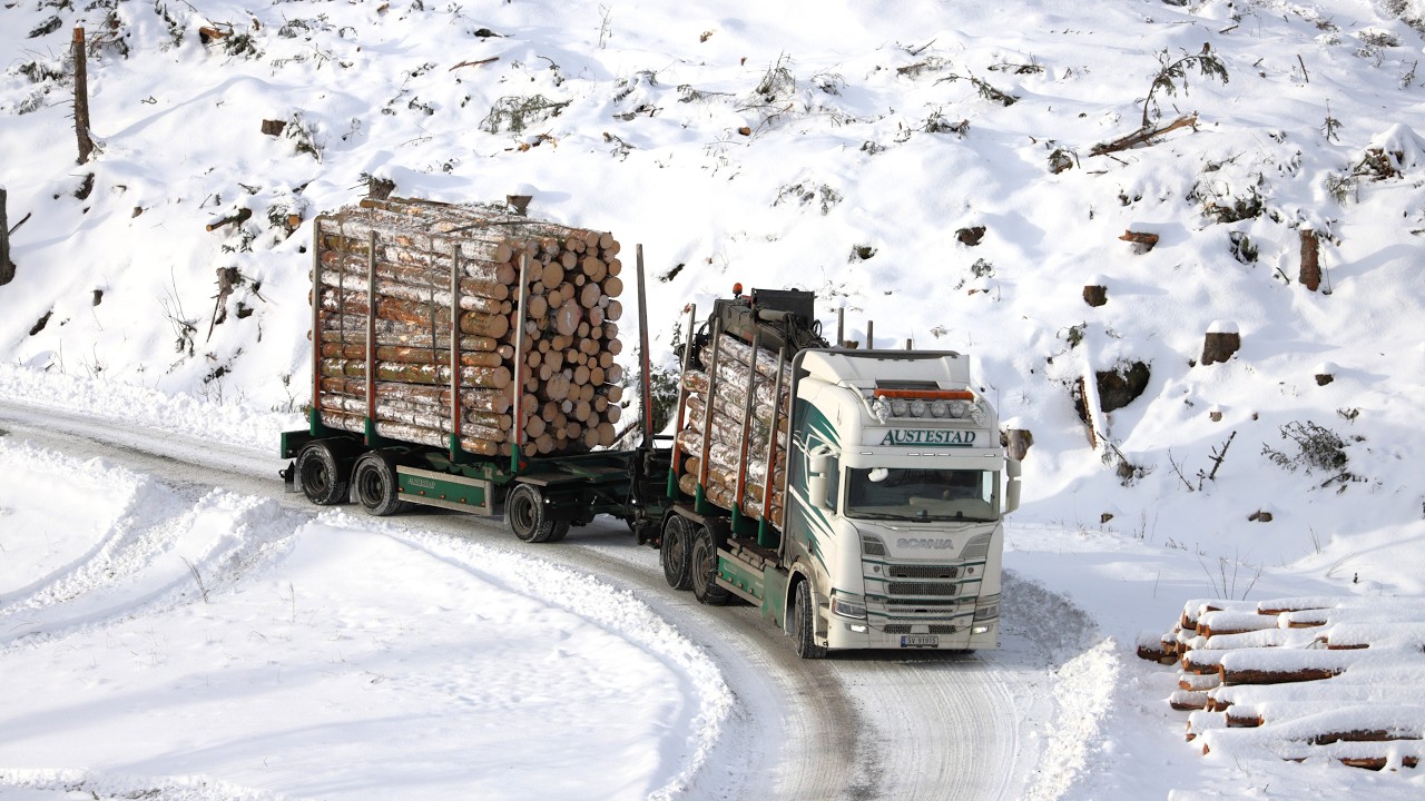 Tømmertransport med tømmerbil, Scania R660, i Norske skoger.