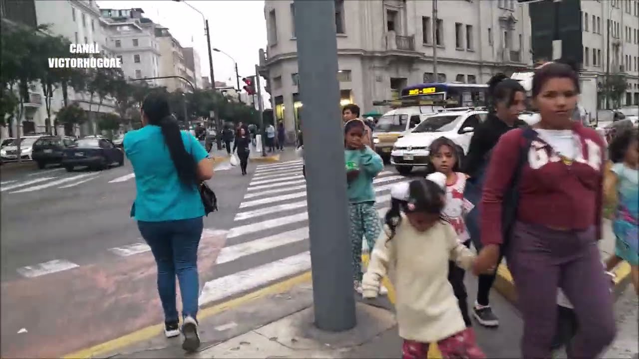 Recorriendo la av. Nicolas de Piérola en el Cercado de Lima .