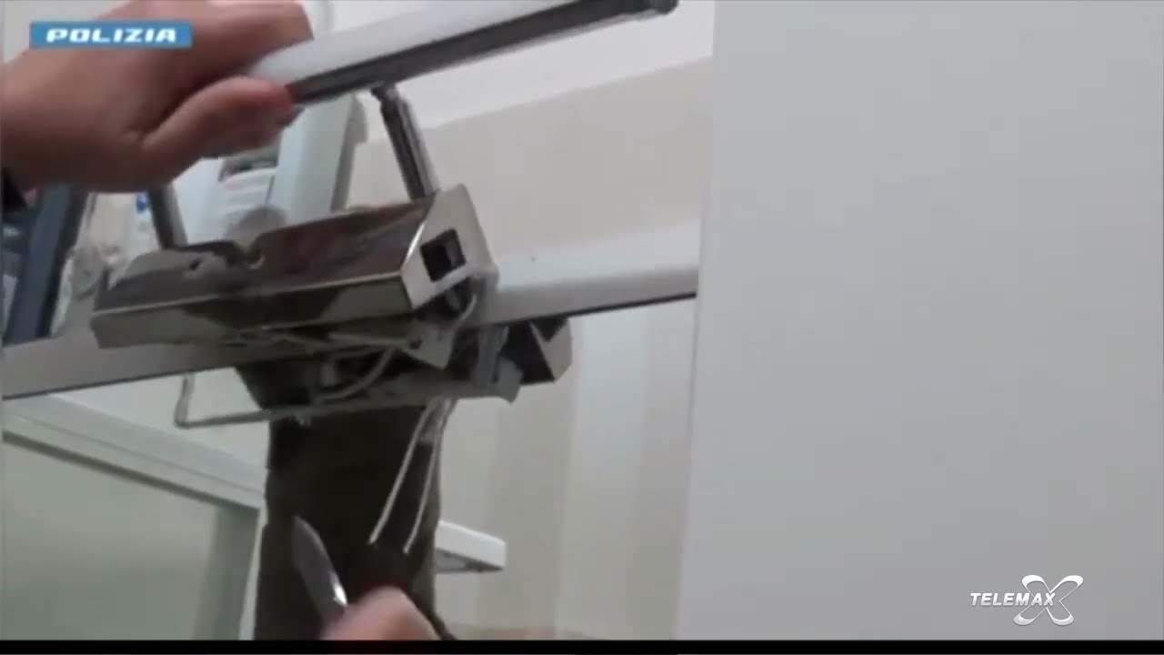 L'Aquila: spiava gli inquilini in bagno e camera da letto, denunciato