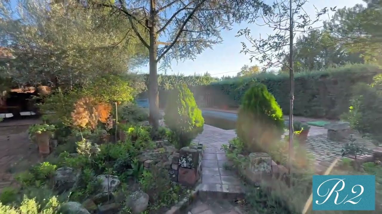 R2 inmobiliaria pone a su disposición este estupendo chalet en el pueblo de Valdemorillo