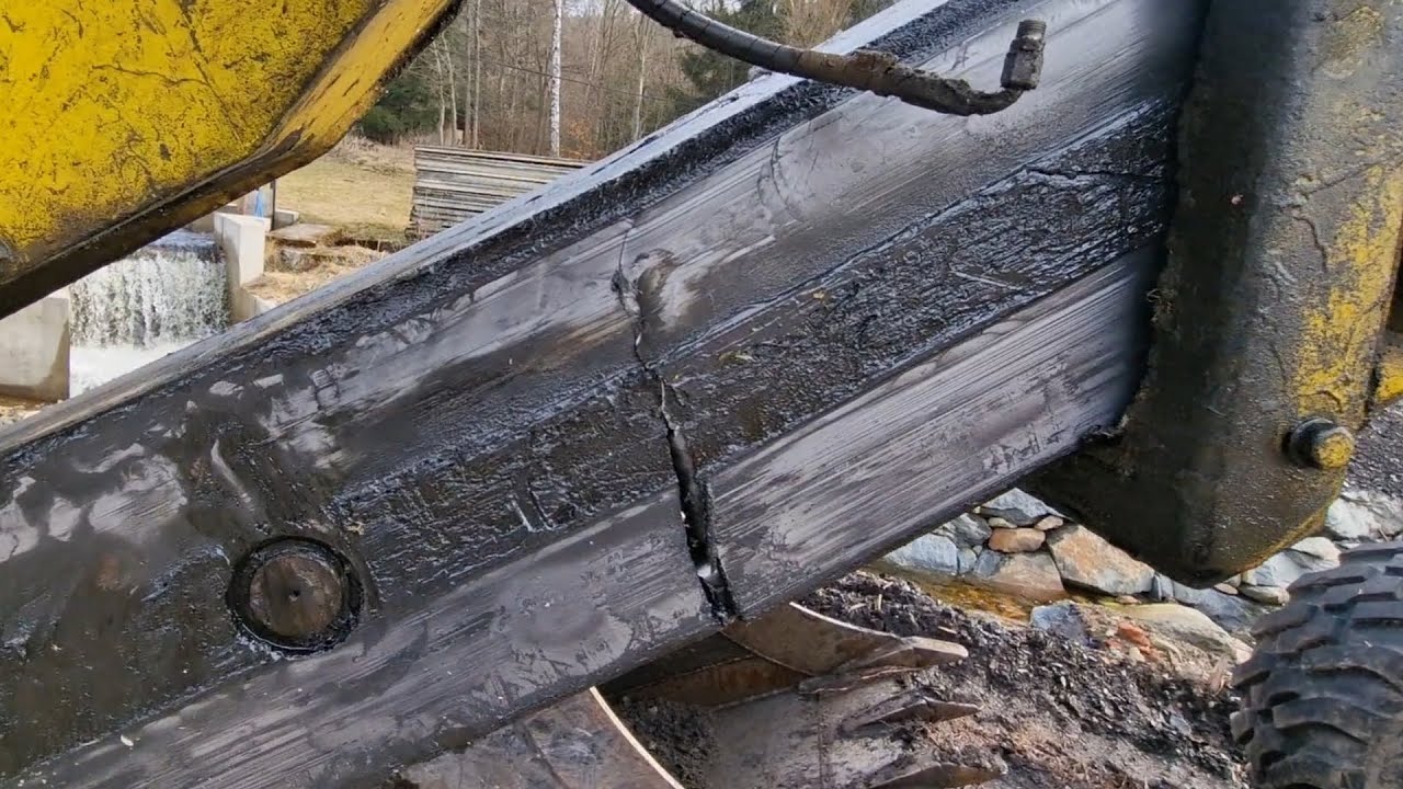 Menzi Muck - zlomene rameno bagru. Menzi Muck - repair of the broken arm of the excavator.