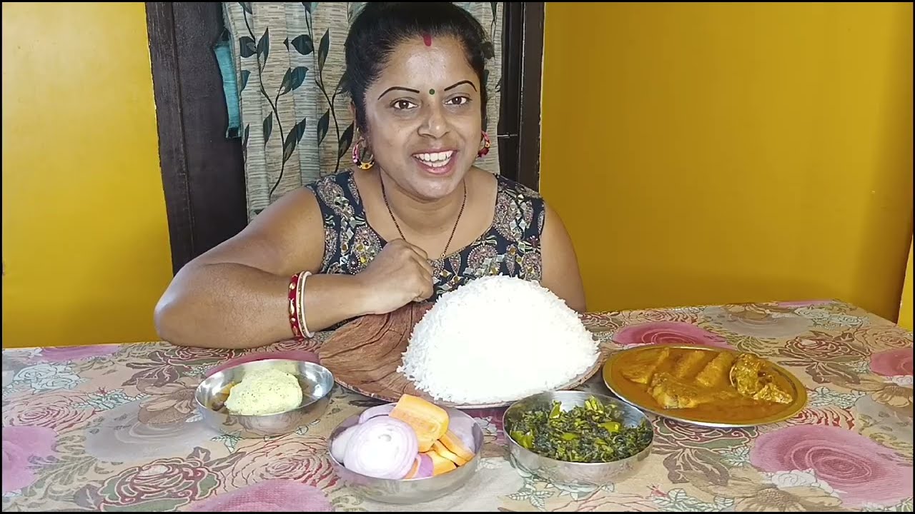 খাবার নিয়েছি ভাত। কাঁচা কচু বাটা। নটে শাক ভাজা। আড় টেংরা মাছের ঝোল 🤤😋👌।