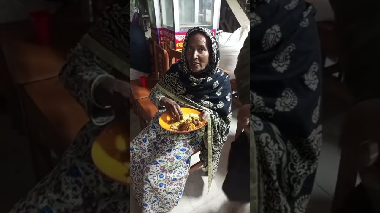 আল্লার দান হোটেলে সেহরি খাওয়ানো হচ্ছে গরিব অসহায় মানুষদেরকে।