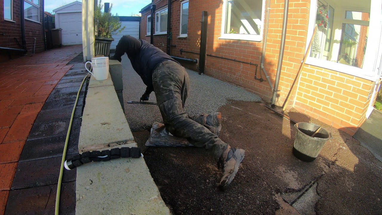 4K Timelapse. resin bound driveway tutorial. обучалка: дорожное покрытие из эп. смолы и гравия