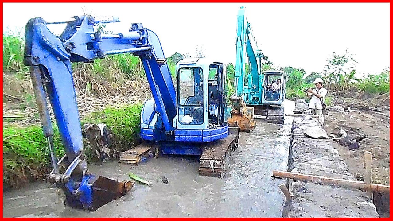 Восстановление застрявшего мини-экскаватора Komatsu 75uu с помощью Kobelco SK200