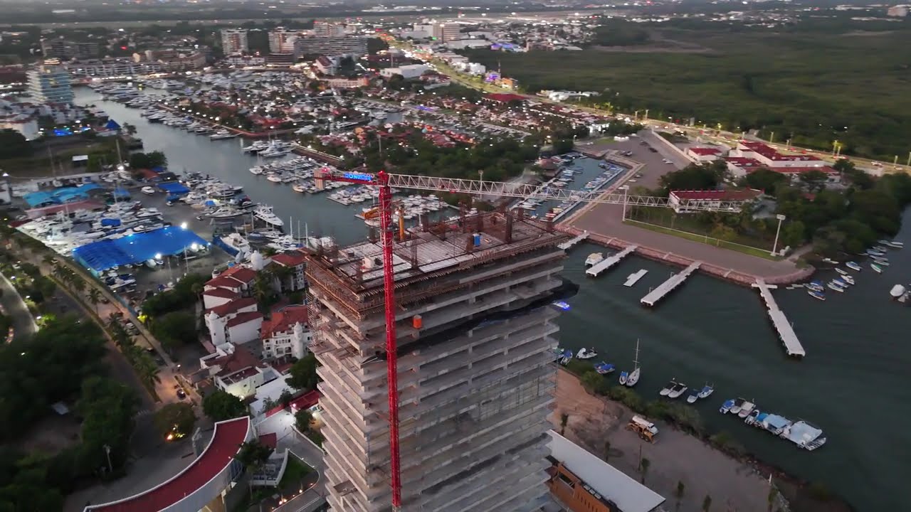 Atardecer Dorado en la Marina de Puerto Vallarta 🌅✨  Marina Towers