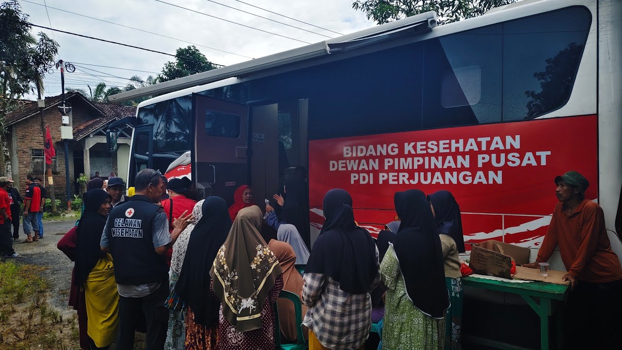 DR Ribka Ciptaning Bersama DPC PDIP Pandeglang gelar Bakti Sosial