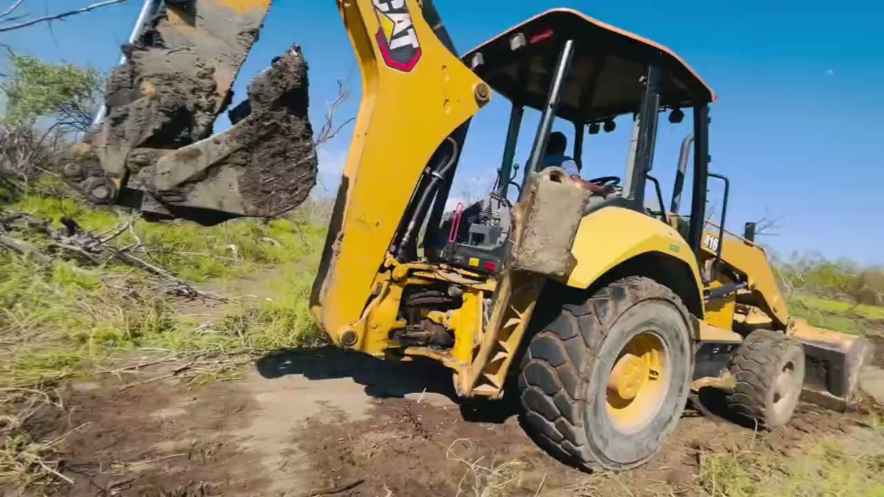 Máquina haciendo camino
