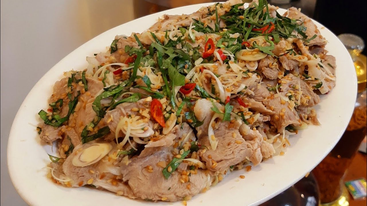 Nếu ch&aacute;n thịt lợn h&atilde;y l&agrave;m theo c&aacute;ch n&agrave;y cả nh&agrave; sẽ tấm tắc khen ngon với m&oacute;n thịt heo b&oacute;p riềng sả!