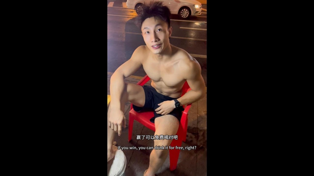 賣臭豆腐的肌肉帥哥慘被花痴男盯上，每天都被他吃豆腐！ BL TikTok Video/BL Cute Gay