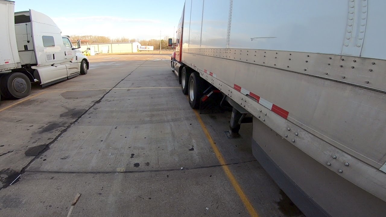 My first experience with lumpers was NOT good.  Rookie Trucking Life.