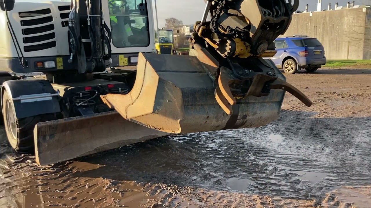 Schaeff TW95 wheel excavator for sale on www.retrade.eu