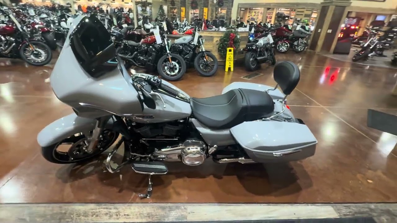 2025 Harley-Davidson Street Glide - 117 CI M8 Engine - Detach Backrest - 4 point docking hardware 
