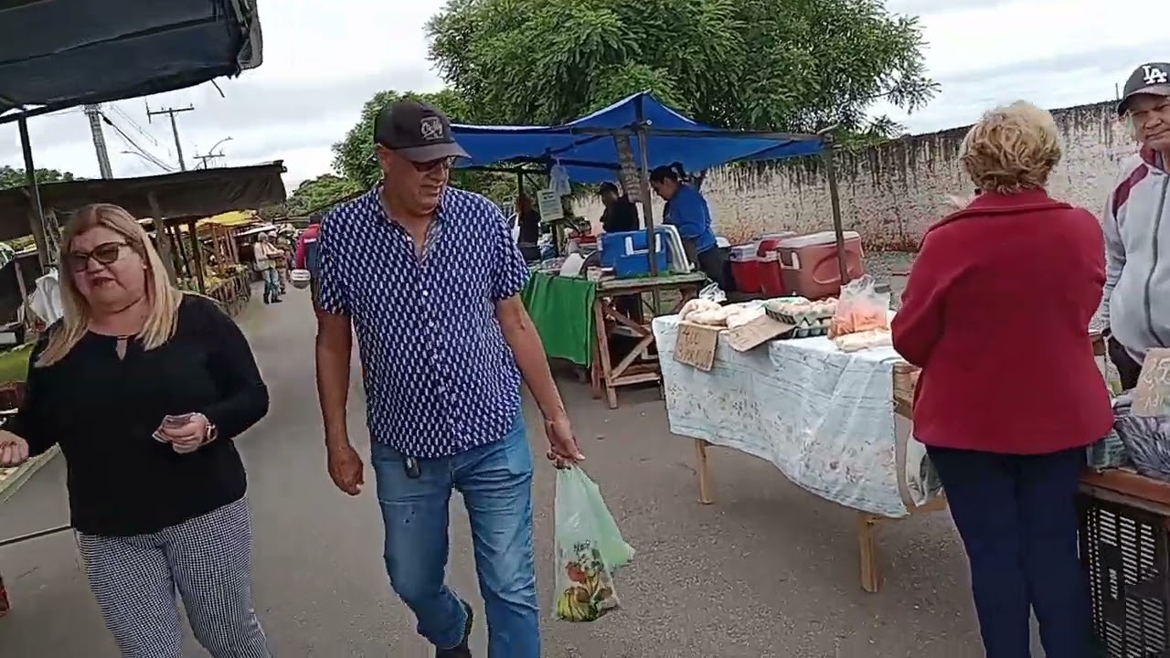 povo de capão Bonito fazendo compras na feira da avenida Amazonas