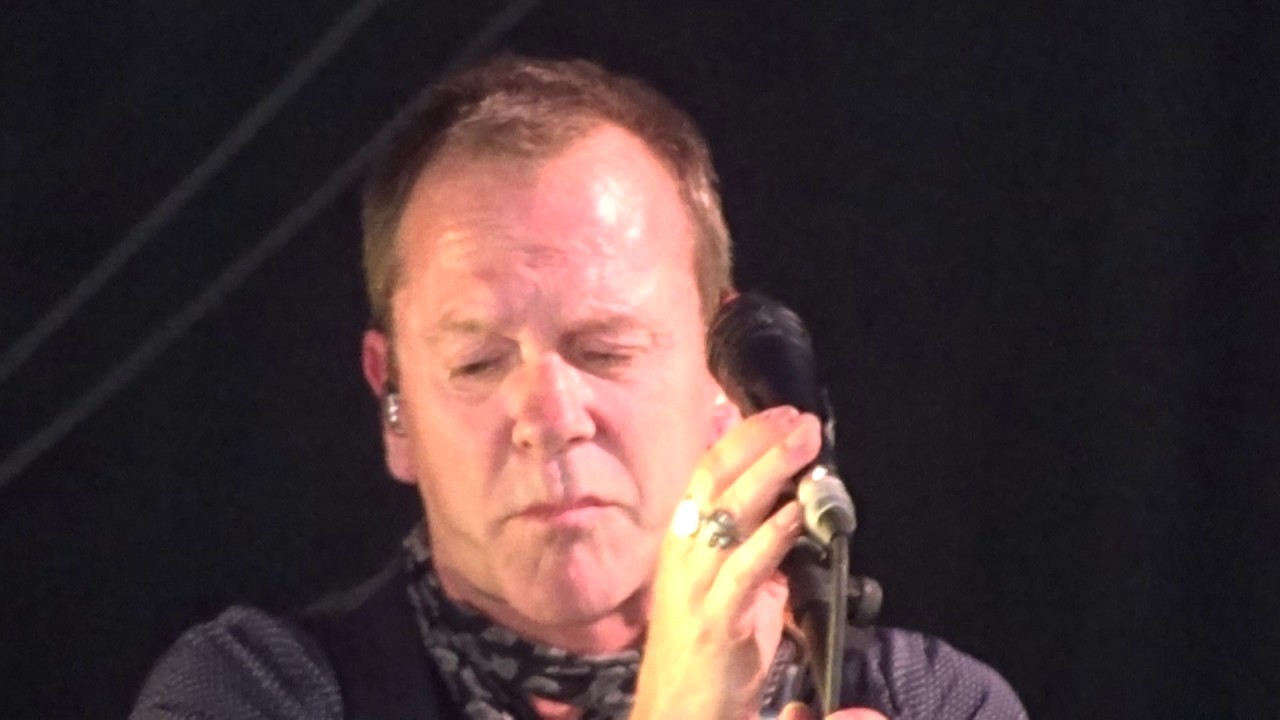 Kiefer Sutherland Sings at Glastonbury 2017