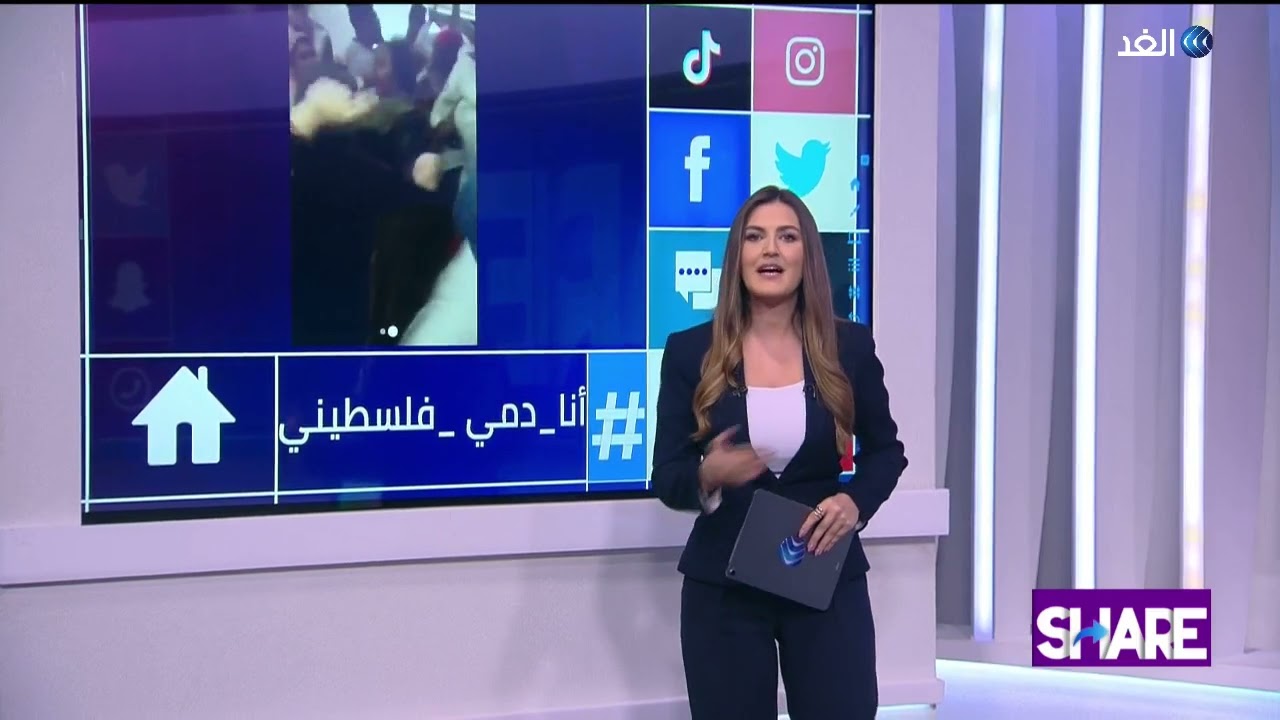 شبان مصريون يغنون 