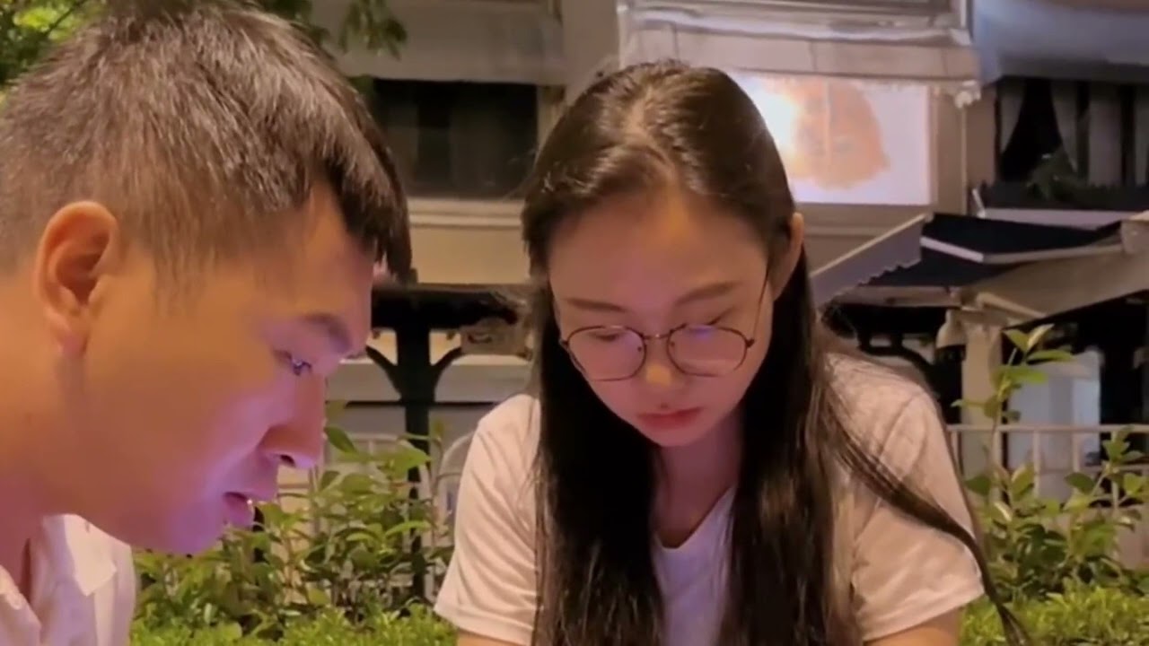 这么年轻的女孩有着大人的稳重和成熟懂事！让我很受感动。 #一定要看到最后 #传递正能量