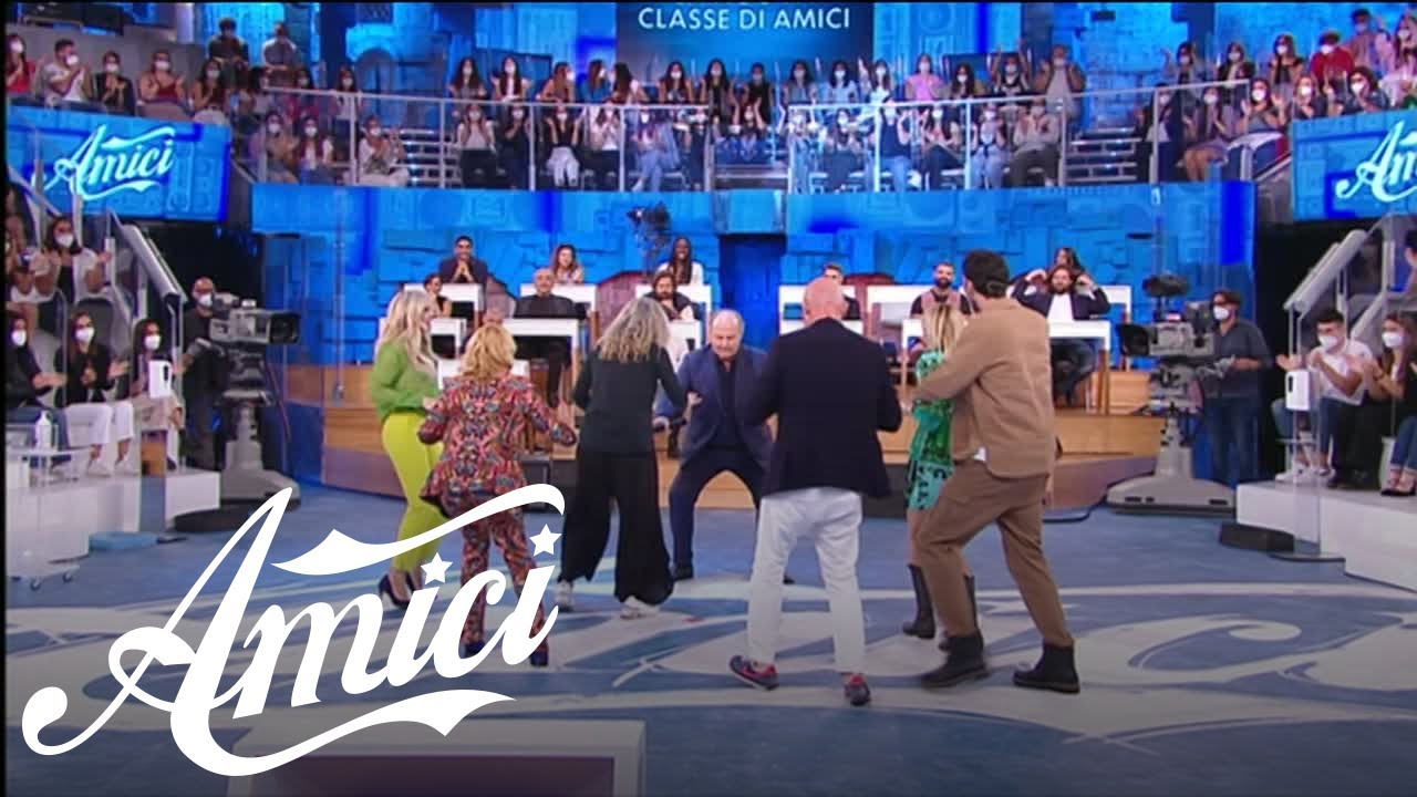 Amici 21 - Gerry Scotti canta 'La mia peperonata'