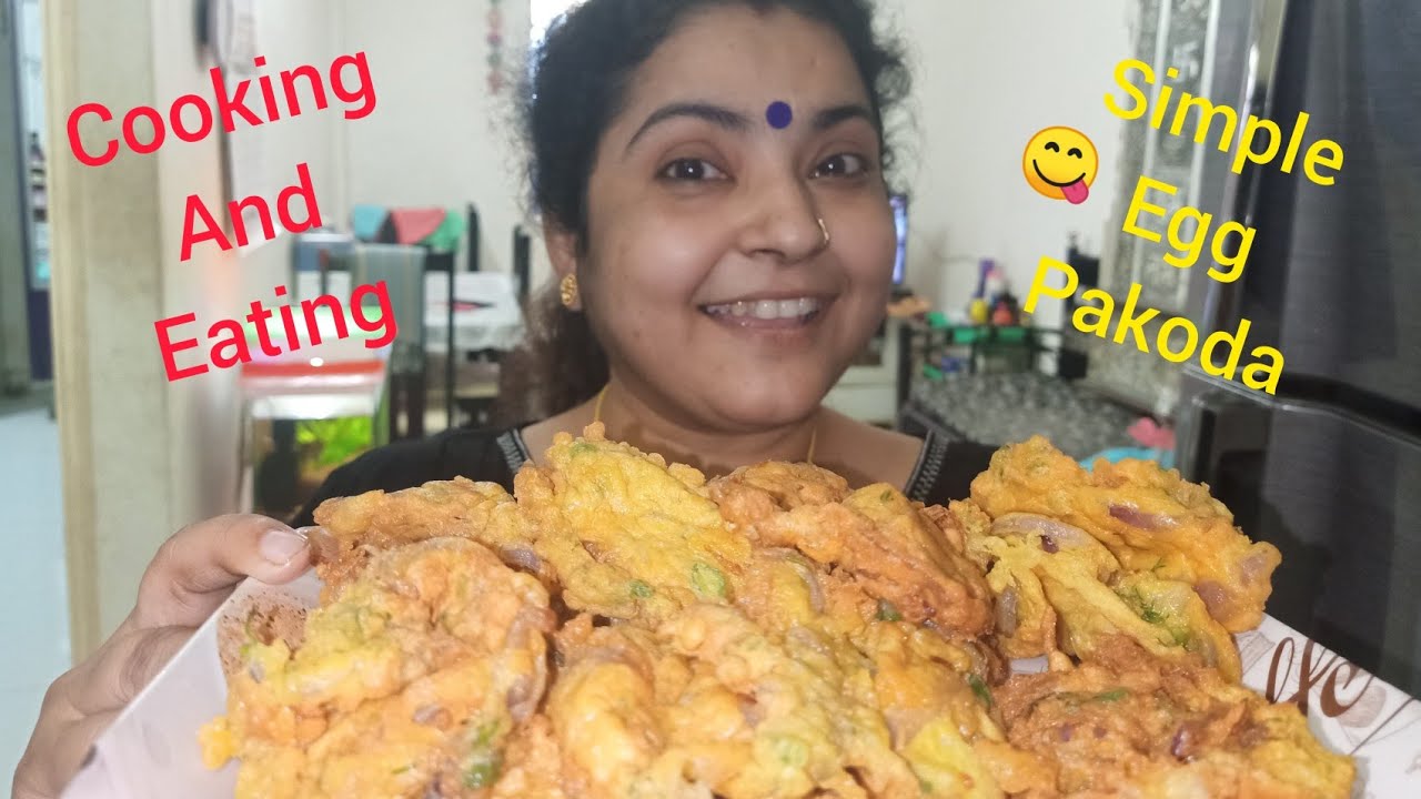COOKING AND EATING | SIMPLE EGG PAKODA | Maddy & Mummy